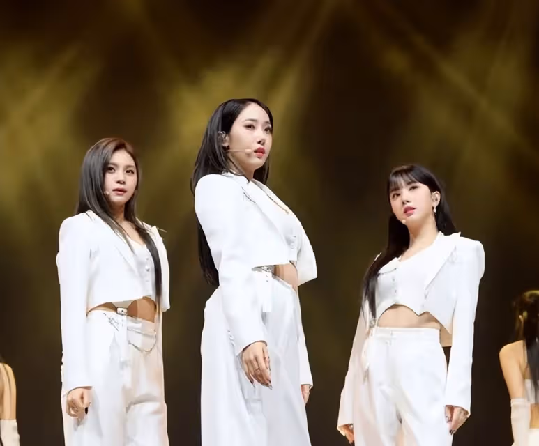韓國女團成員美國演出，表情陰沉，苦苦掙扎，網友：表示理解！