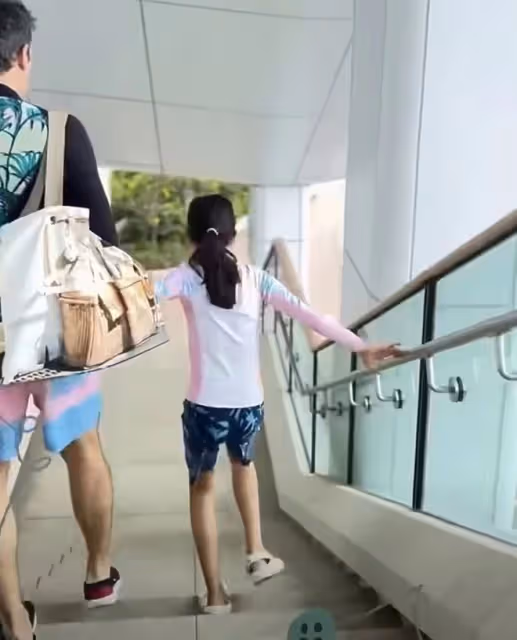梁詠琪罕曬全家福!8歲混血女兒暴風式長高,跟老爸如複製粘貼