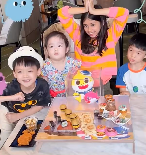 梁詠琪罕曬全家福!8歲混血女兒暴風式長高,跟老爸如複製粘貼
