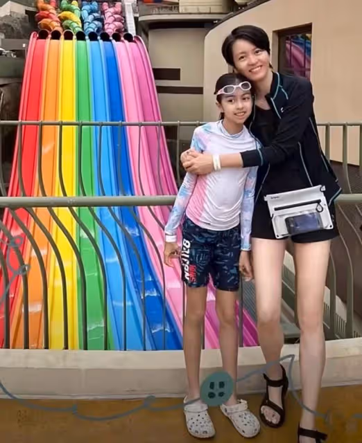 梁詠琪罕曬全家福!8歲混血女兒暴風式長高,跟老爸如複製粘貼
