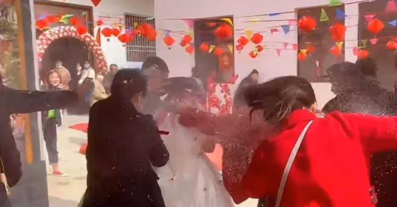 「新郎我睡過，哪裡不懂你問我」：閨蜜毫無底線，婚禮上掛橫幅