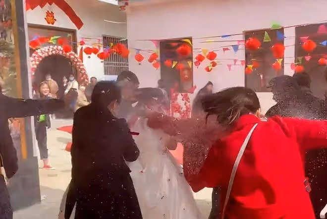 「新郎我睡過,哪裡不懂你問我」:閨蜜毫無底線,婚禮上掛橫幅