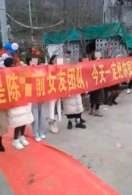 「新郎我睡過,哪裡不懂你問我」:閨蜜毫無底線,婚禮上掛橫幅