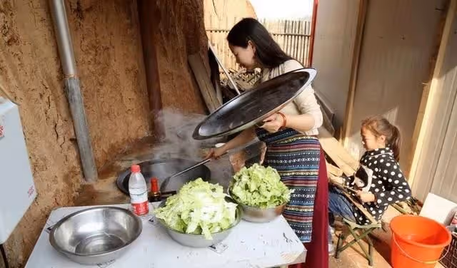 我執意遠嫁窮小子，父親氣炸放話：不準再踏進娘家一步 元宵節收到「1個包裹」我哭成淚人！