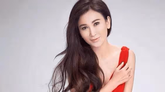 誰敢相信這是溫碧霞？虎背熊腰還有點矮，女神氣質全無