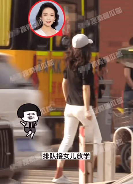 影后章子怡接娃放學，7歲醒寶暴風抽高長相似爸，讀北京公立學校