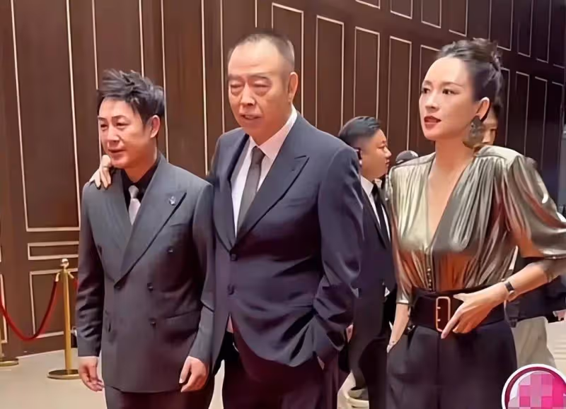 影后章子怡接娃放學，7歲醒寶暴風抽高長相似爸，讀北京公立學校