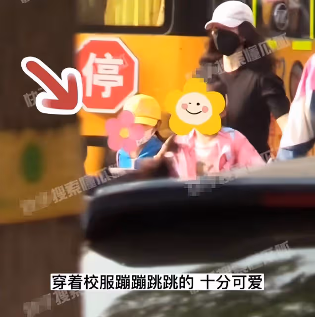 影后章子怡接娃放學，7歲醒寶暴風抽高長相似爸，讀北京公立學校