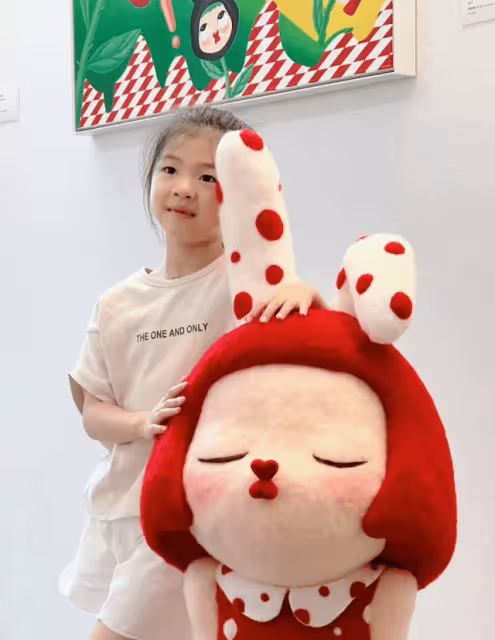 影后章子怡接娃放學，7歲醒寶暴風抽高長相似爸，讀北京公立學校