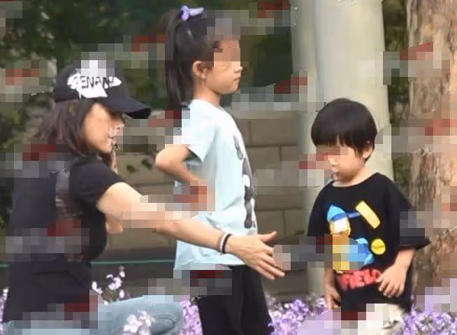 影后章子怡接娃放學，7歲醒寶暴風抽高長相似爸，讀北京公立學校