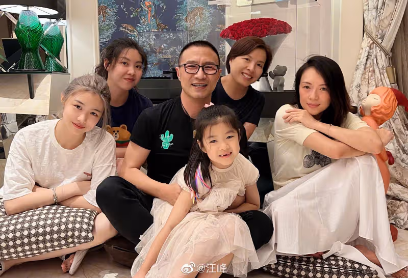 影后章子怡接娃放學，7歲醒寶暴風抽高長相似爸，讀北京公立學校
