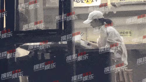 戀情實錘！陳瑤攜男友吃四川火鍋，飯後打包7塊錢飲料同回愛巢