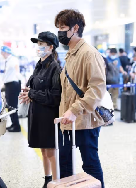 懷孕了？43歲陳喬恩與小9歲老公逛街被拍，女方腹部隆起像准媽媽