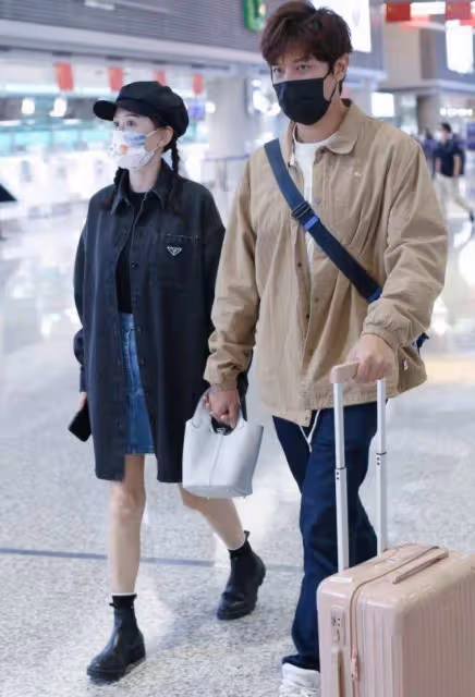 懷孕了？43歲陳喬恩與小9歲老公逛街被拍，女方腹部隆起像准媽媽