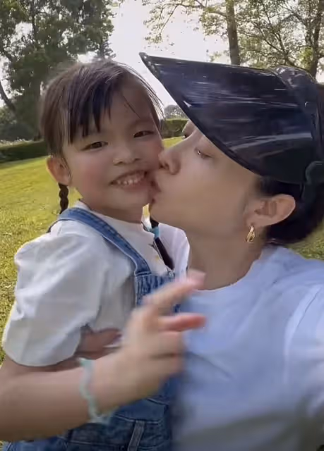 熊黛林曬一家四口踏青，抱怨雙胞胎女兒越來越像爸爸，直呼不划算