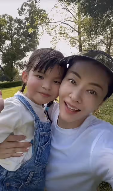 熊黛林曬一家四口踏青，抱怨雙胞胎女兒越來越像爸爸，直呼不划算