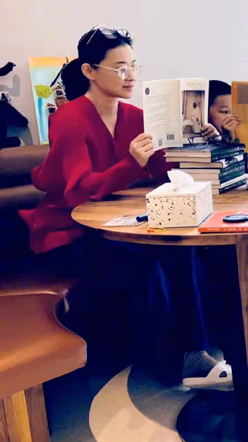 48歲梅婷疑似懷三胎,曬照片肚子凸起眼圈發黑,家中豪宅意外曝光