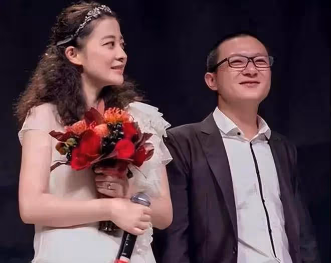 48歲梅婷疑似懷三胎,曬照片肚子凸起眼圈發黑,家中豪宅意外曝光