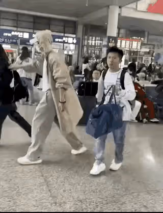 謝娜再次現身機場,主動回應助理事件,見粉絲摔倒她立即上前扶起