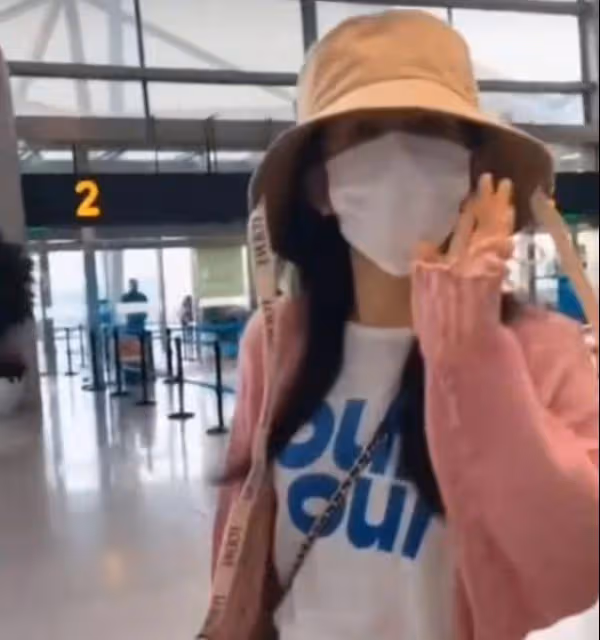 謝娜再次現身機場,主動回應助理事件,見粉絲摔倒她立即上前扶起