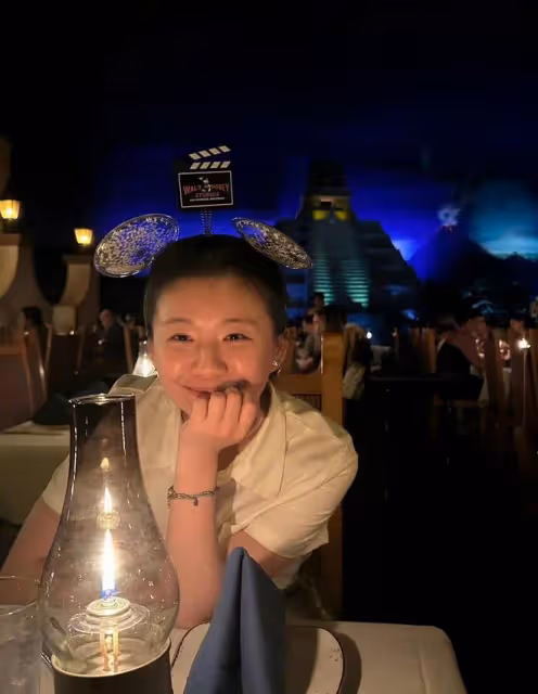 楊麗萍外甥女小彩旗變瘦了!穿短褲露白皙美腿,獨居英國意外受傷
