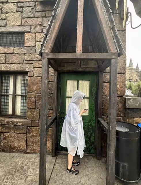 楊麗萍外甥女小彩旗變瘦了!穿短褲露白皙美腿,獨居英國意外受傷