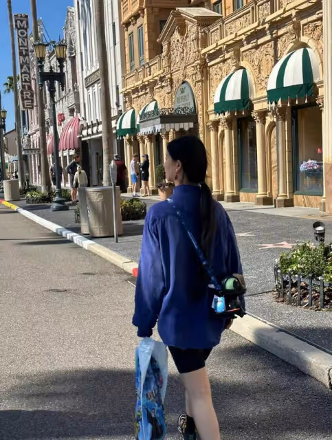 楊麗萍外甥女小彩旗變瘦了!穿短褲露白皙美腿,獨居英國意外受傷