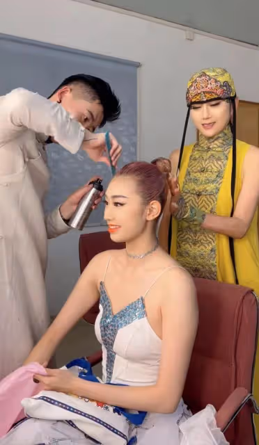 楊麗萍外甥女小彩旗變瘦了！穿短褲露白皙美腿，獨居英國意外受傷
