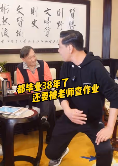 55歲屠洪剛商演撈金，保養得當被誇身材好，一動作顯紳士風範