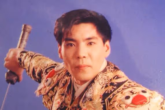 55歲屠洪剛商演撈金，保養得當被誇身材好，一動作顯紳士風範