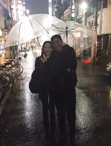 55歲屠洪剛商演撈金,保養得當被誇身材好,一動作顯紳士風範