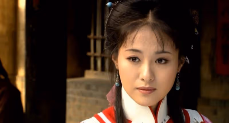 當年沈傲君和孫紅雷剛拍完吻戲後,她悄悄對導演說:再拍一遍吻戲