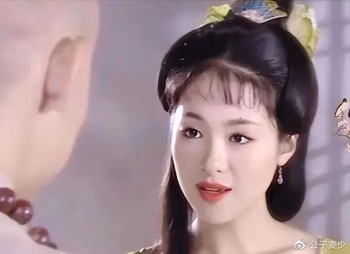 當年沈傲君和孫紅雷剛拍完吻戲後,她悄悄對導演說:再拍一遍吻戲