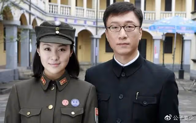 當年沈傲君和孫紅雷剛拍完吻戲後,她悄悄對導演說:再拍一遍吻戲