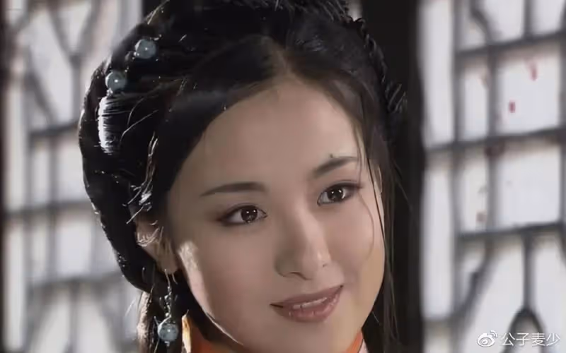 當年沈傲君和孫紅雷剛拍完吻戲後,她悄悄對導演說:再拍一遍吻戲