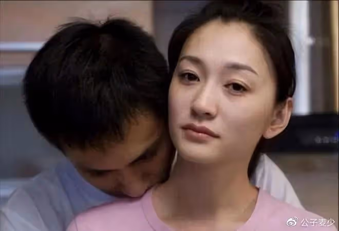 當年沈傲君和孫紅雷剛拍完吻戲後,她悄悄對導演說:再拍一遍吻戲