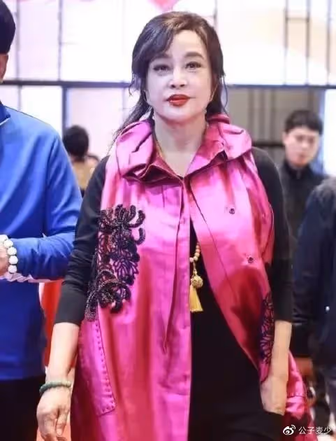 劉曉慶趙雅芝生圖流出,這一次,「不老女神」們的濾鏡碎了一地