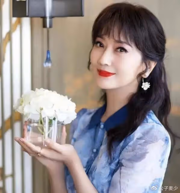 劉曉慶趙雅芝生圖流出,這一次,「不老女神」們的濾鏡碎了一地