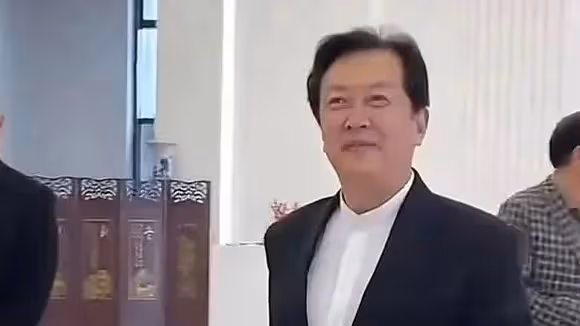 70歲唐國強回國辦藝術展！常居國外生活太瀟灑，收門票1299被吐槽