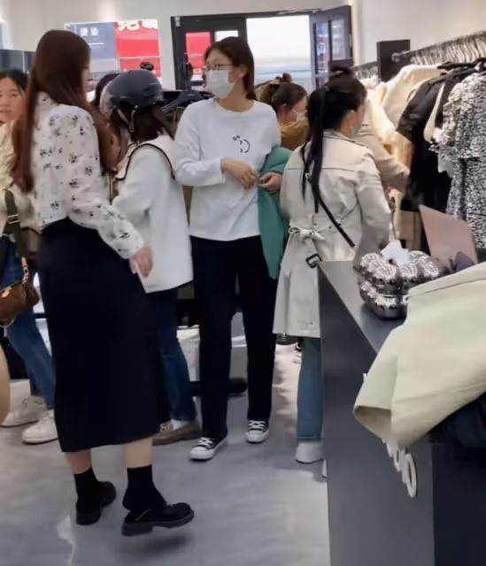 大衣哥前兒媳陳亞男遭人報復,開服裝店被人砸場,只試不買到處扔