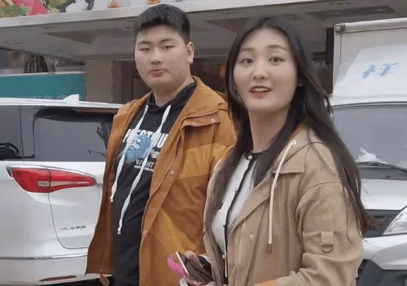 大衣哥前兒媳陳亞男遭人報復,開服裝店被人砸場,只試不買到處扔