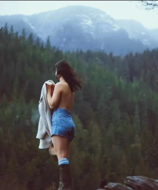 鍾麗緹大女兒超大尺度照片曝光,不穿衣服在森林奔跑,自稱環保