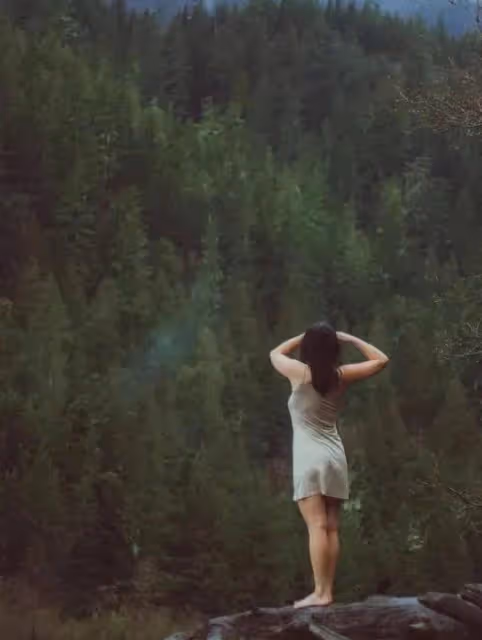 鍾麗緹大女兒超大尺度照片曝光,不穿衣服在森林奔跑,自稱環保