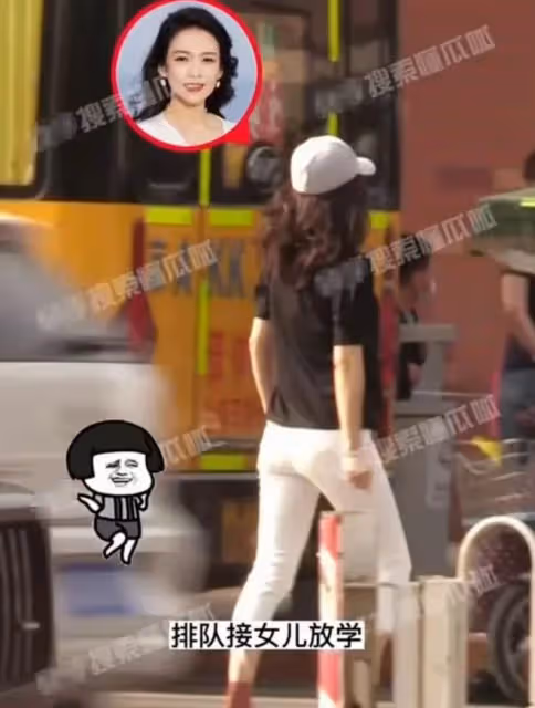 44歲章子怡接娃放學,素顏曝光身材五五分,女兒讀普通公立學校