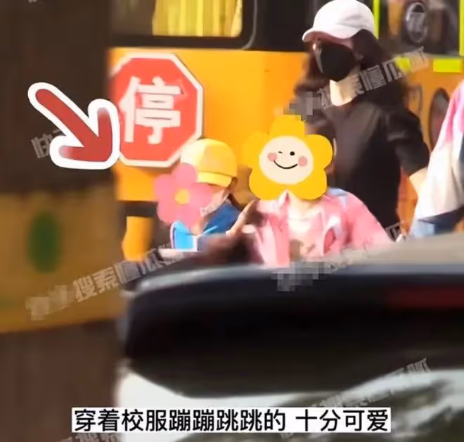 44歲章子怡接娃放學,素顏曝光身材五五分,女兒讀普通公立學校