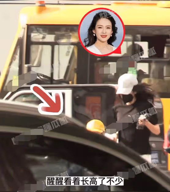 44歲章子怡接娃放學,素顏曝光身材五五分,女兒讀普通公立學校