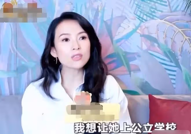 44歲章子怡接娃放學,素顏曝光身材五五分,女兒讀普通公立學校
