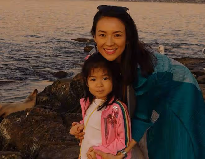 44歲章子怡接娃放學,素顏曝光身材五五分,女兒讀普通公立學校