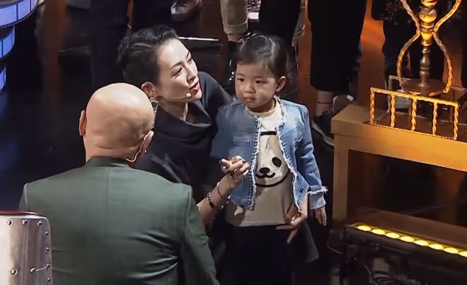 44歲章子怡接娃放學,素顏曝光身材五五分,女兒讀普通公立學校