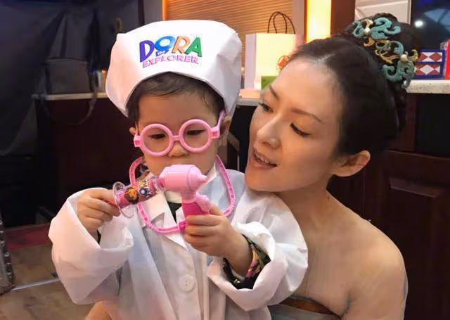 44歲章子怡接娃放學,素顏曝光身材五五分,女兒讀普通公立學校